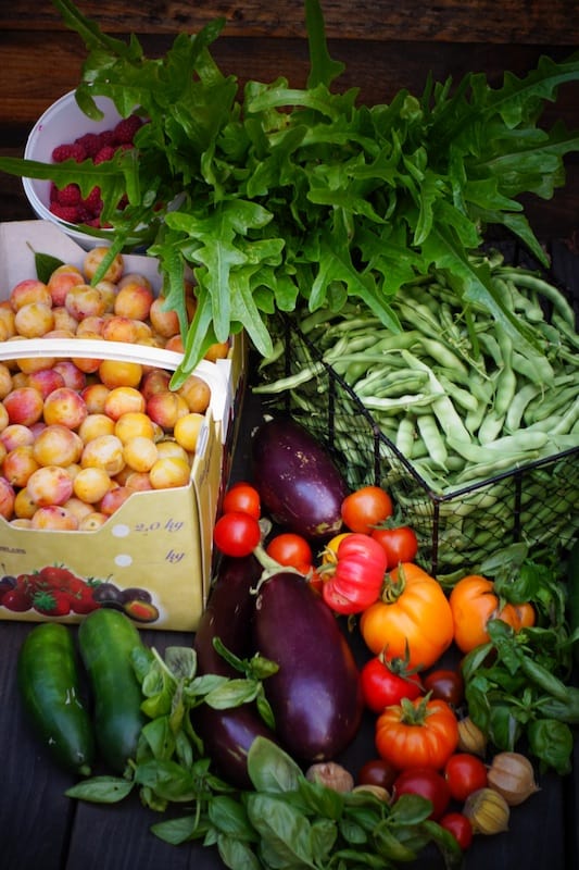 üppige Gartenernte im Juni