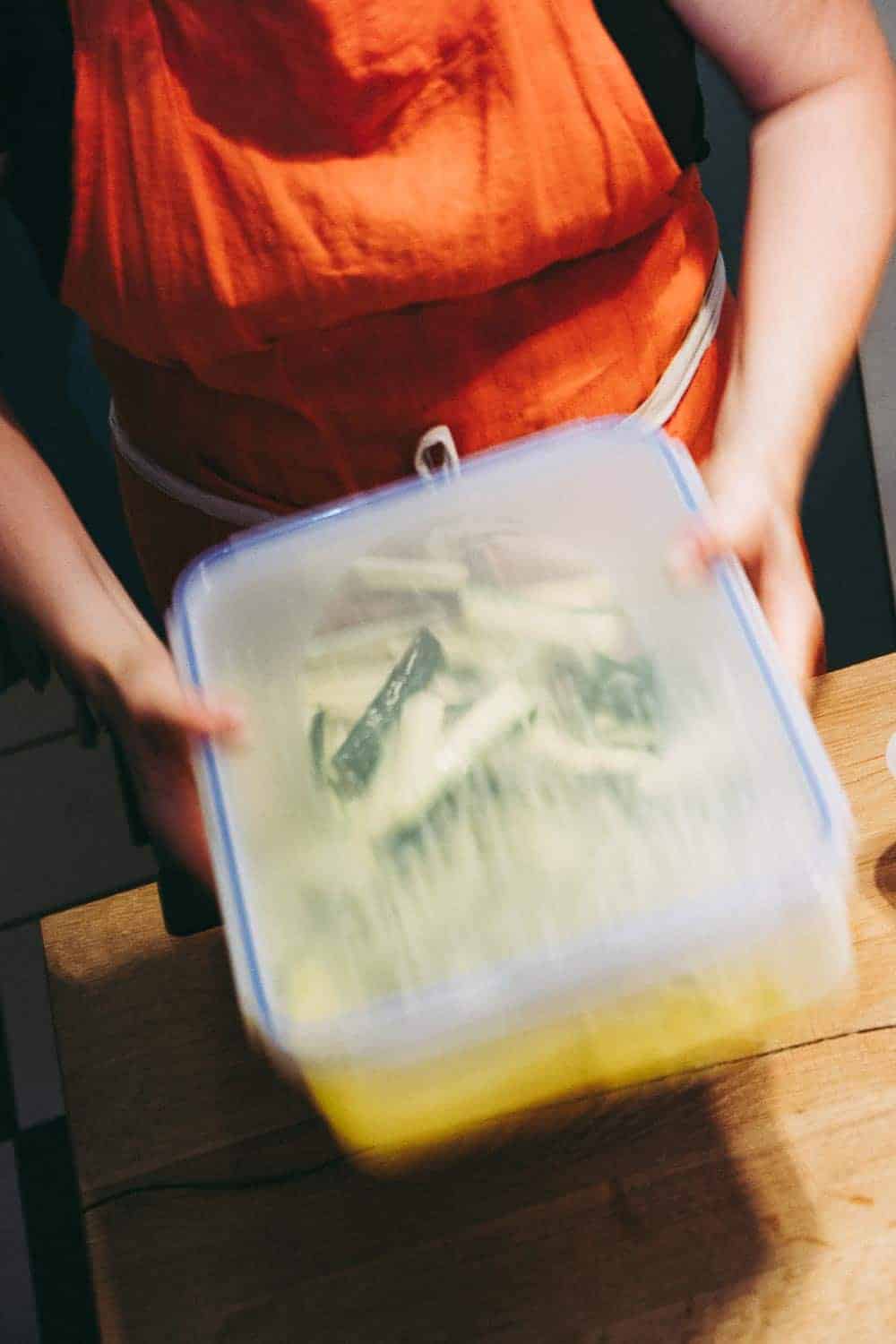 Zucchini-Sticks-3 Zucchini und kein Ende? Probiert doch mal mein Rezept für die köstlichen Zucchini-Sticks. Ein vegetarischer Fast-Food-Snack, der wirklich jedem schmeckt.
