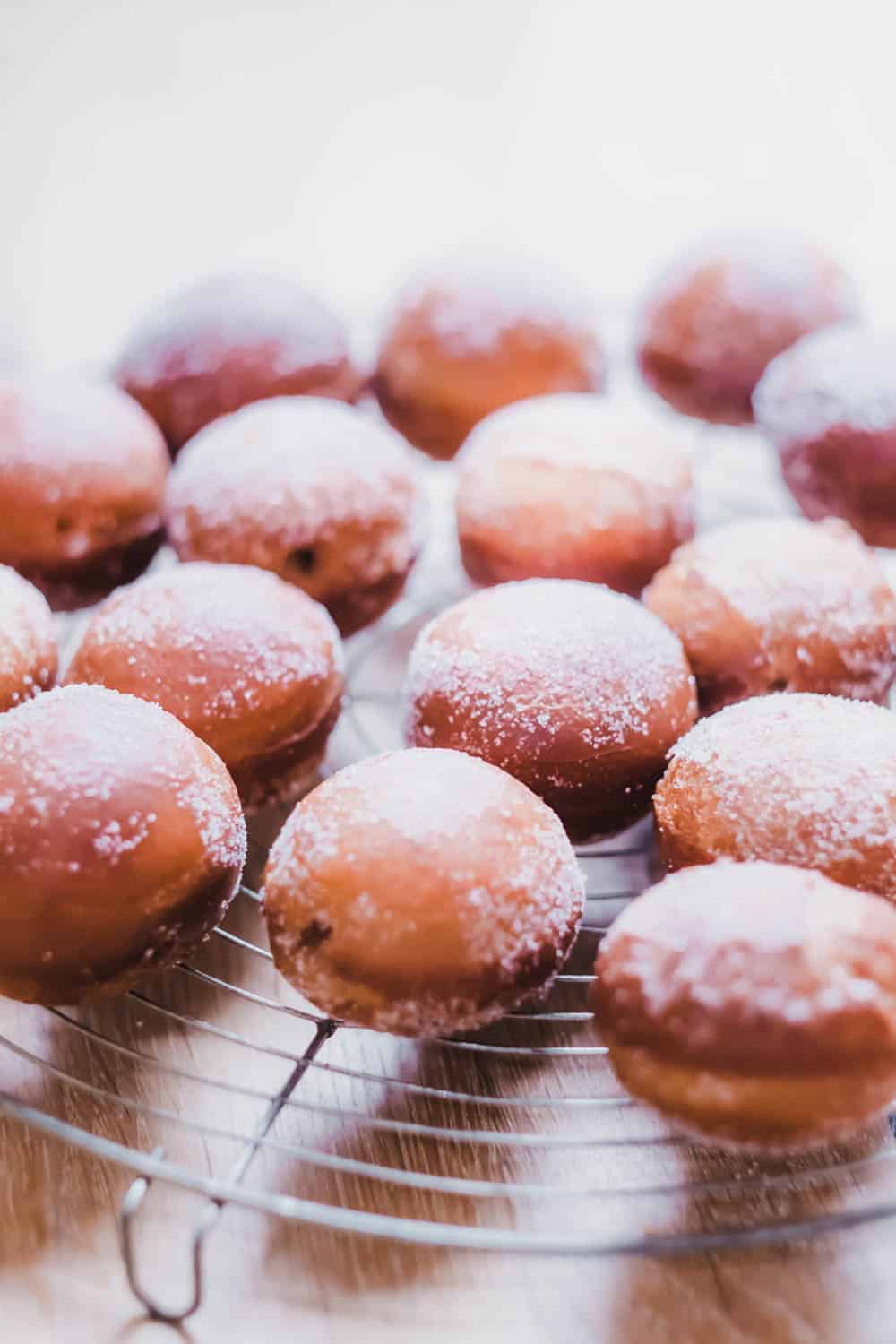 Am Rosenmontag gibt's bei uns selbst gebackene Karnevalskrapfen. Probiert unser Rezept mit Hefe, Vollkornmehl und Johannisbeer-Marmelade. Lecker!