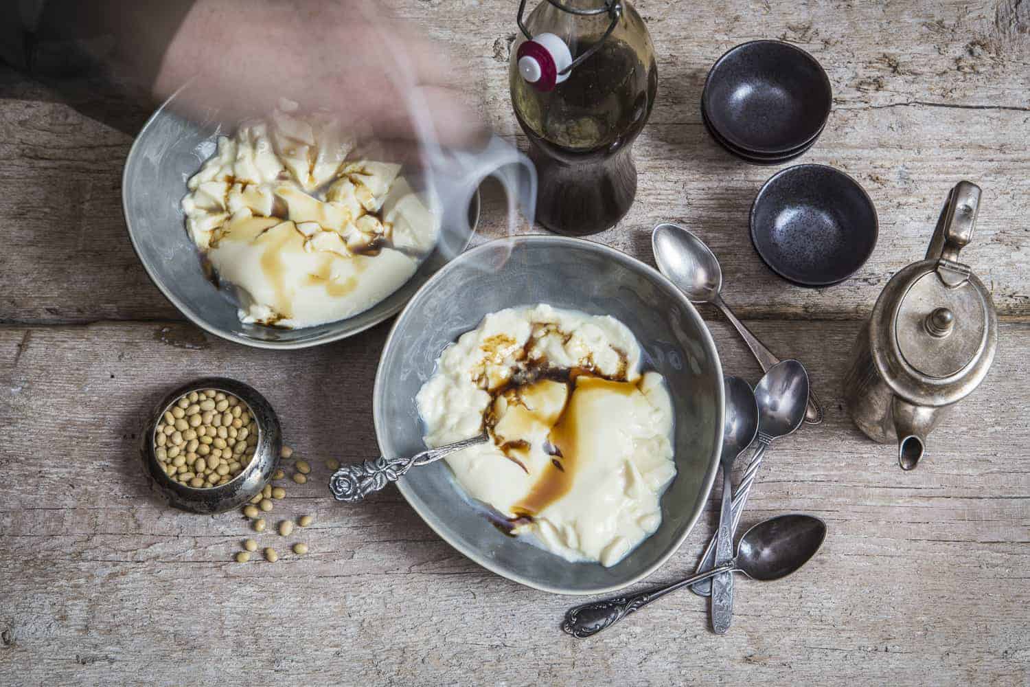selbst gemachtes tofu fa (tofupudding) mit ingwersirup