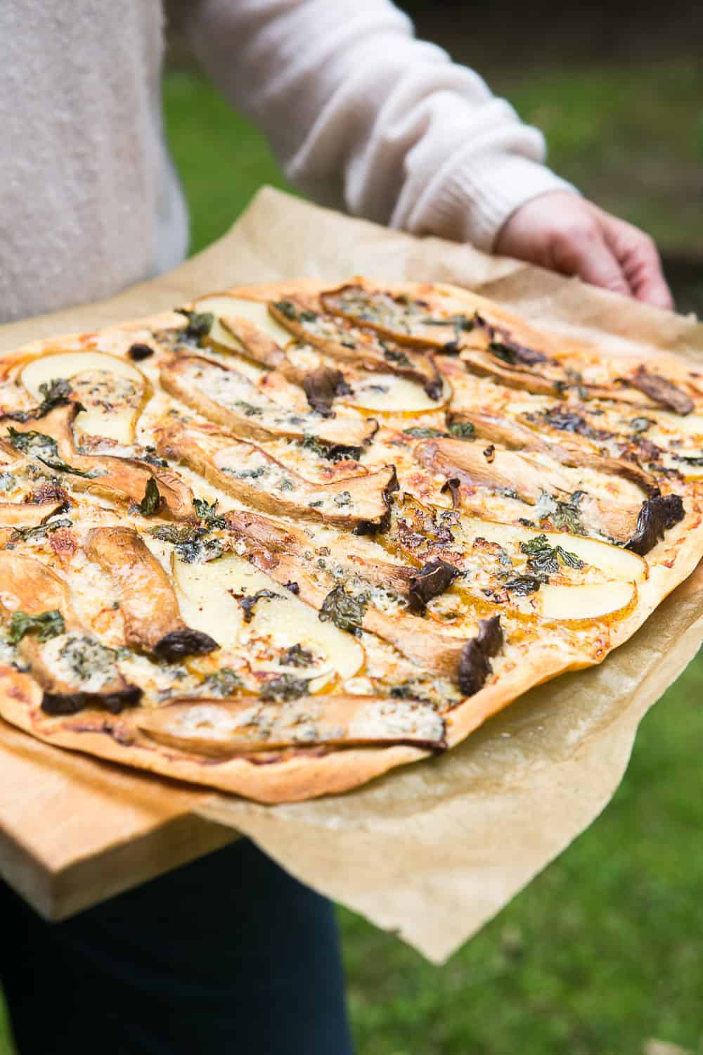 Flammkuchen mit Pilzen, Birne und Blauschimmelkäse