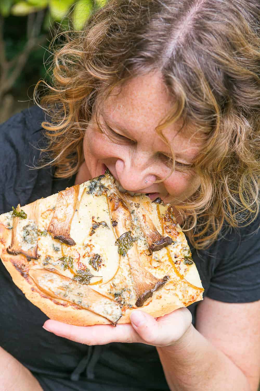 Flammkuchen mit Pilzen, Birne und Blauschimmelkäse