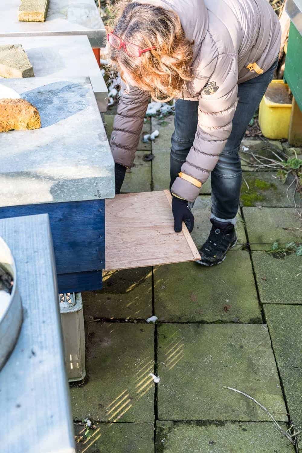 Im Dezember werden meine Bienen noch einmal gegen Varroamilben behandelt. Die Varroabehandlung im Winter ist wichtig, damit die Völker die kalte Jahreszeit möglichst befallsfrei überstehen.