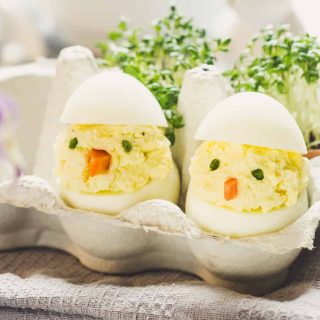 Gefüllte Eier in Kükenform machen sich gut beim Osterbrunch. Eine schöne Möglichkeit die vielen gefundenen Ostereier zu verarbeiten.