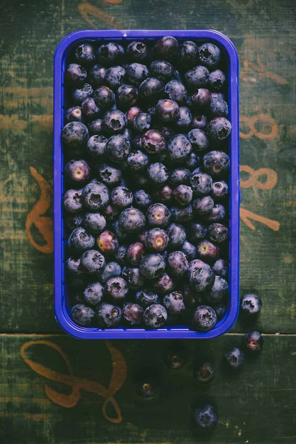 Heidelbeer-Muffins mit frischen Heidelbeeren aus dem Garten