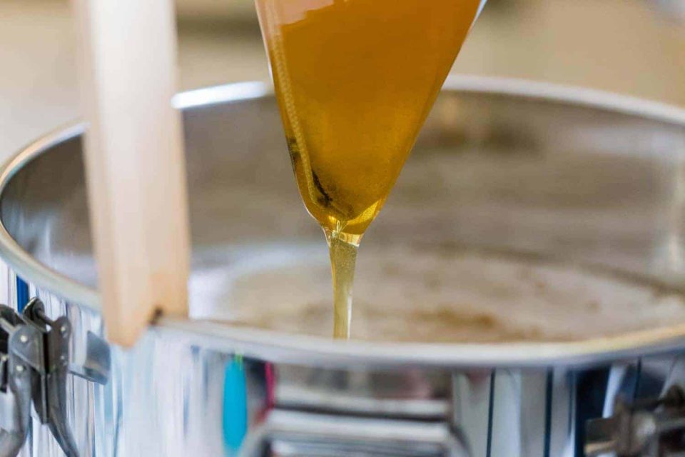 Honig schleudern und abfüllen in einen Edelstahlbehälter