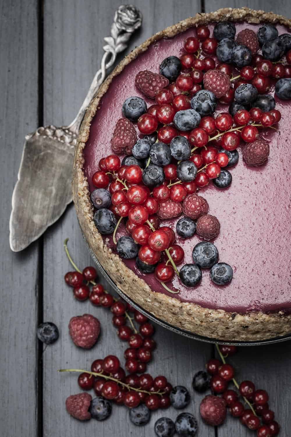 No-Bake-Cake mit frischen Beeren
