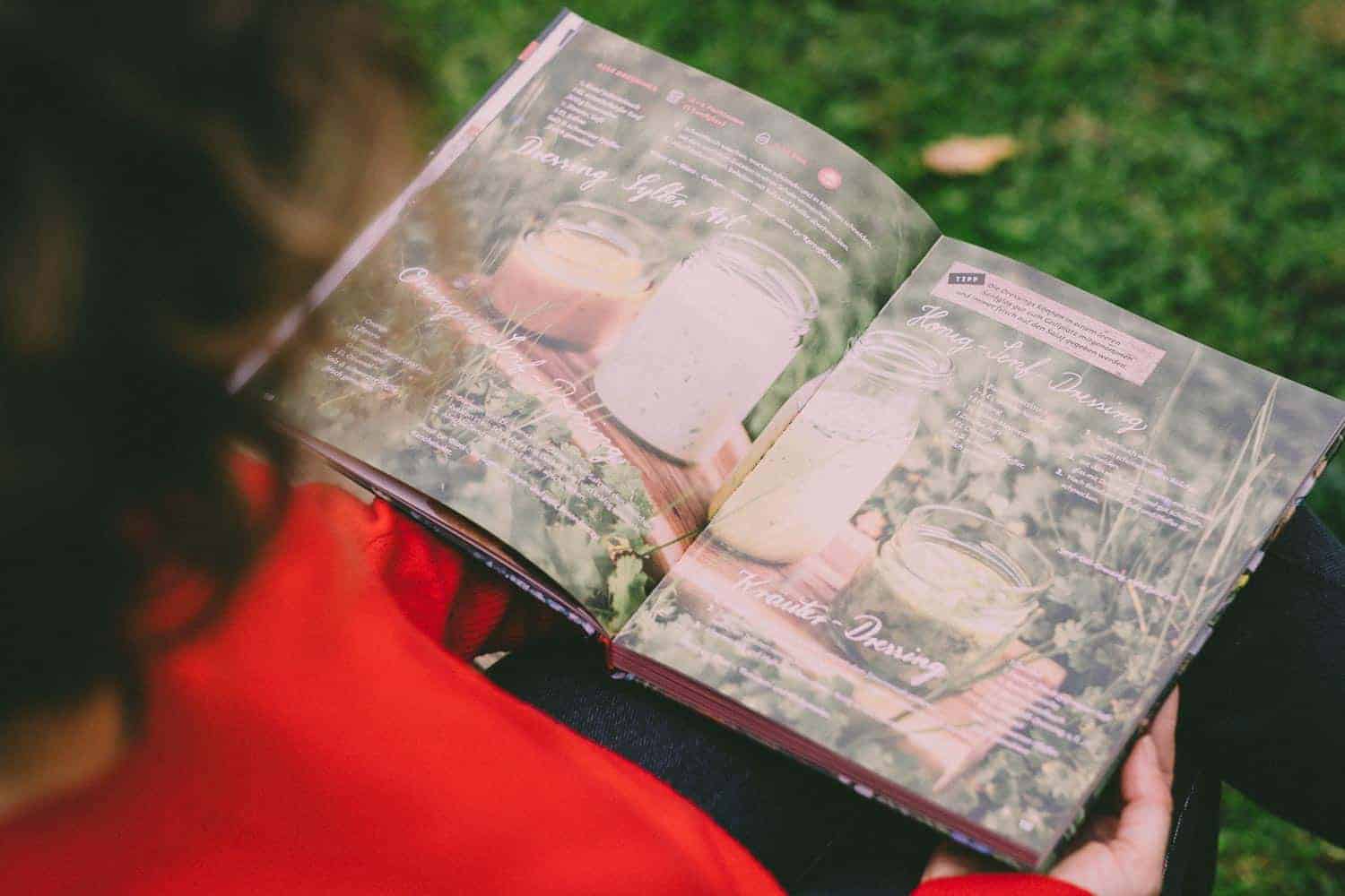 Feuer Fest, ein wunderbares Buch für Lagerfeuerromatiker und Outdoor-Köch*innen. Mit vielen Anregungen und getesteten Rezepten. Sehr liebevoll gestaltet.