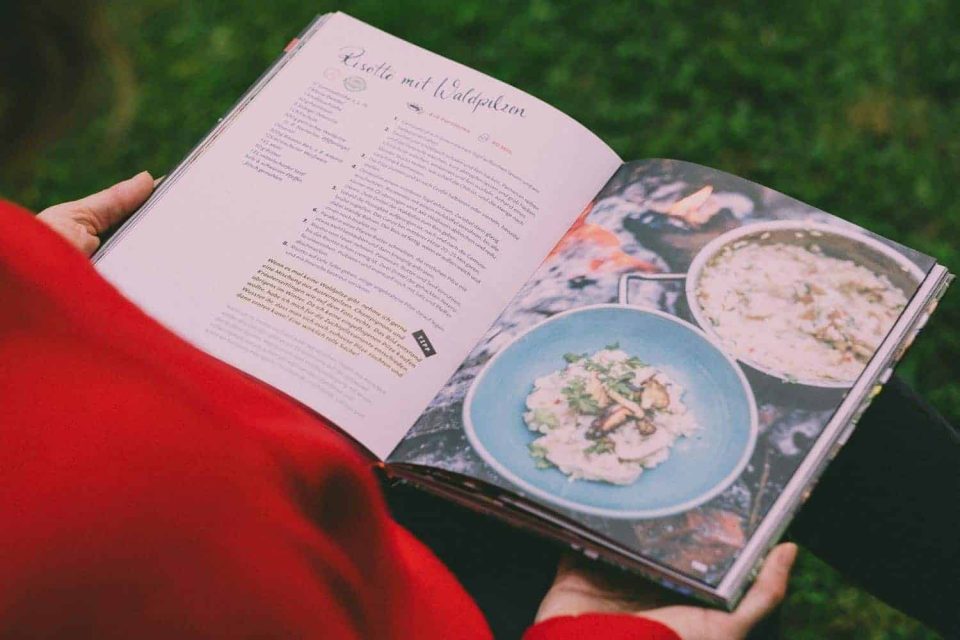 Feuer Fest, ein wunderbares Buch für Lagerfeuerromatiker und Outdoor-Köch*innen. Mit vielen Anregungen und getesteten Rezepten. Sehr liebevoll gestaltet.
