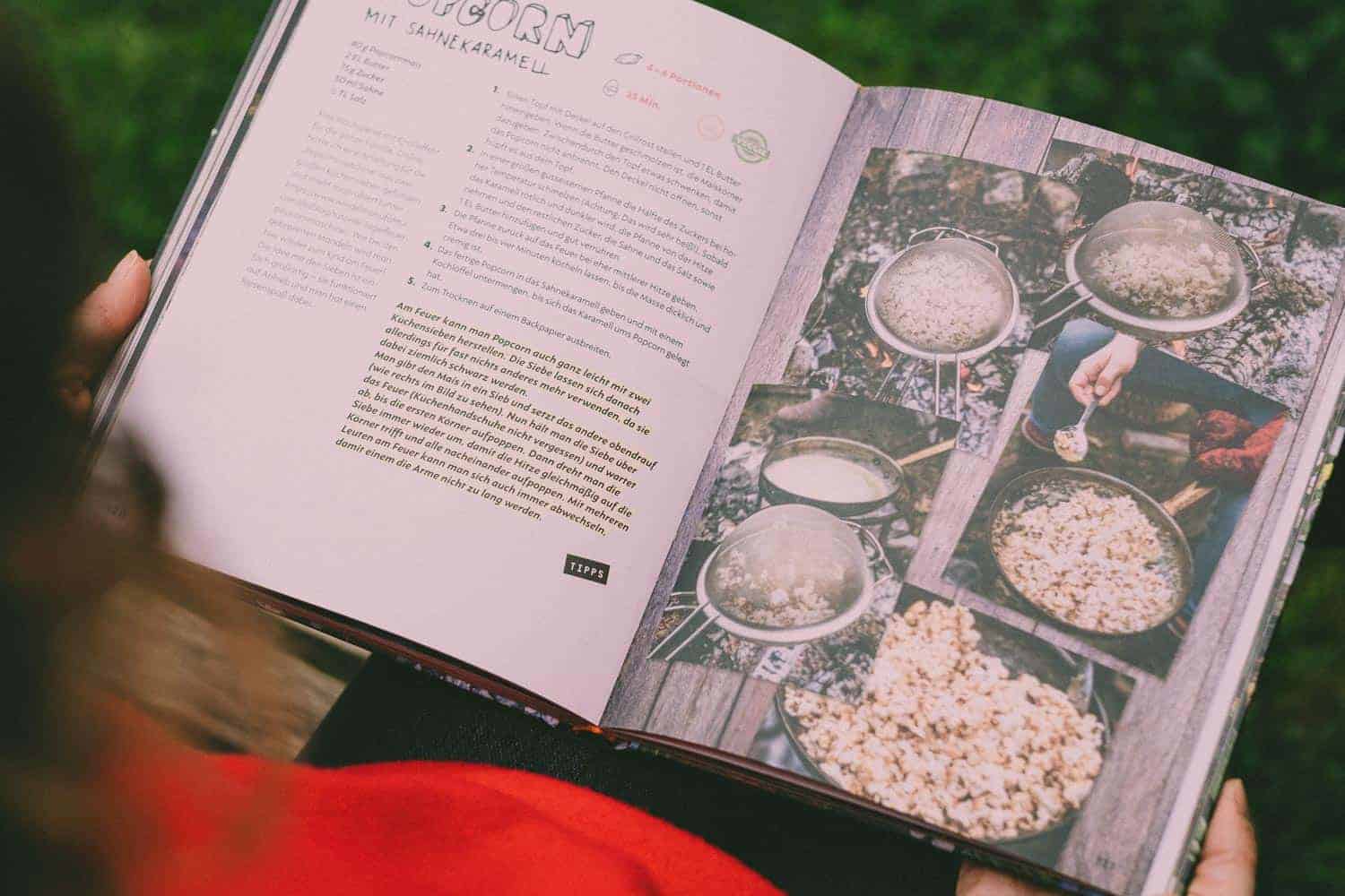 Feuer Fest, ein wunderbares Buch für Lagerfeuerromatiker und Outdoor-Köch*innen. Mit vielen Anregungen und getesteten Rezepten. Sehr liebevoll gestaltet.