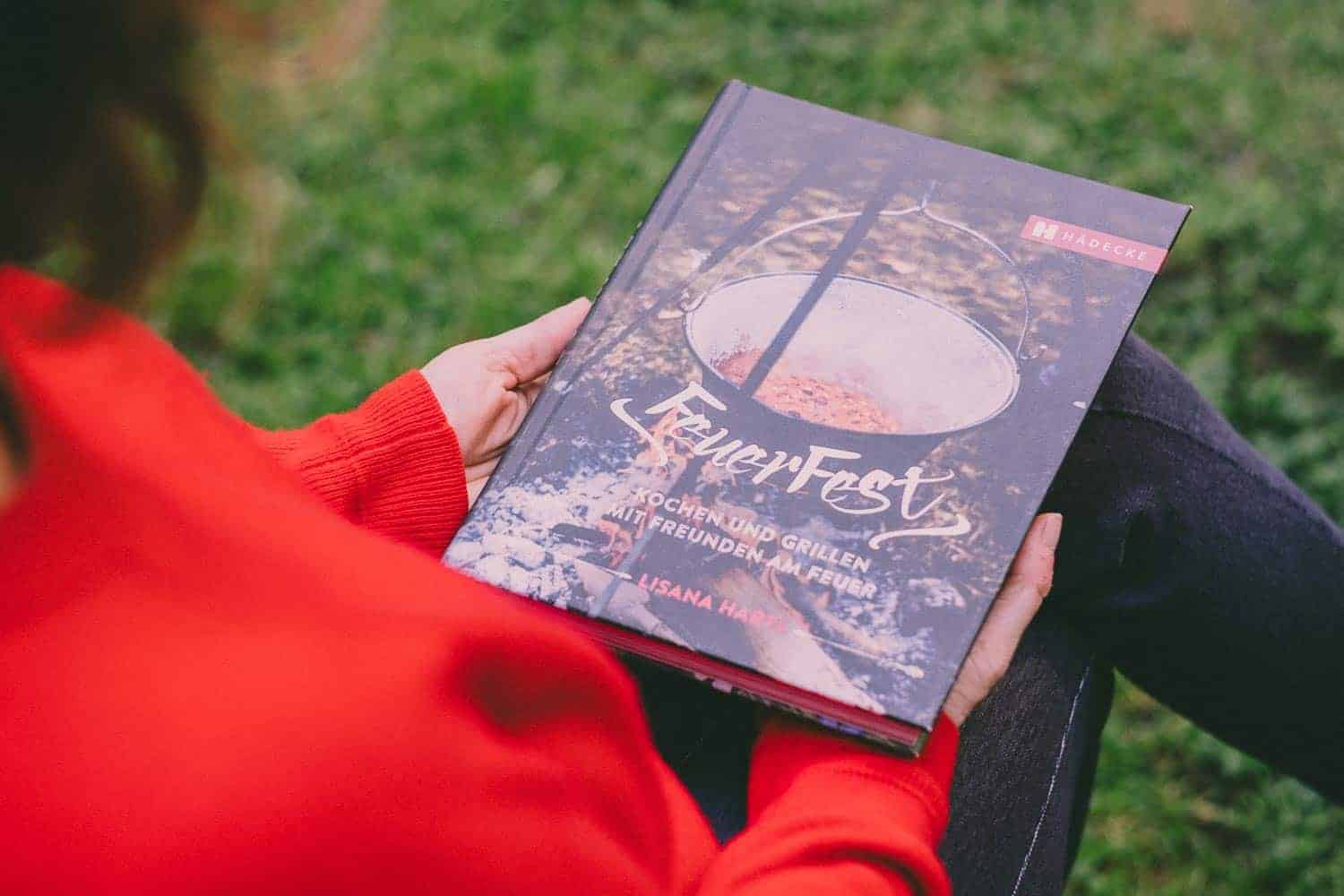 Feuer Fest, ein wunderbares Buch für Lagerfeuerromatiker und Outdoor-Köch*innen. Mit vielen Anregungen und getesteten Rezepten. Sehr liebevoll gestaltet.
