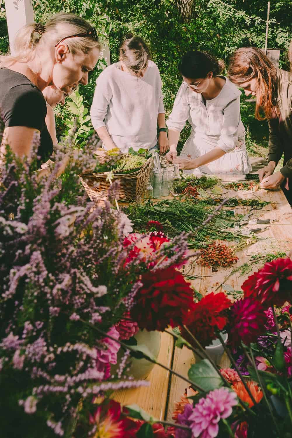 Was kommt dabei heraus wenn zehn Garten-Blogger ein Erntedank-Fest feiern? Üppige Blumendeko, köstliche Gemüsegerichte und sehr glückliche Menschen.