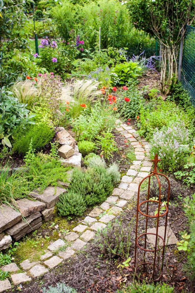 Wege bringen Struktur in den Garten. wir verwenden gerne Natursteine zur Gestaltung.