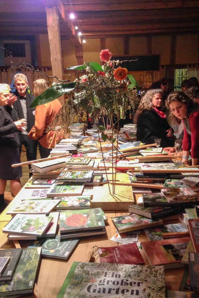 Deutscher Gartenbuchpreis 2019 auf Schloss Dennenlohe: die eingereichten Bücher füllen einen sehr langen Tisch