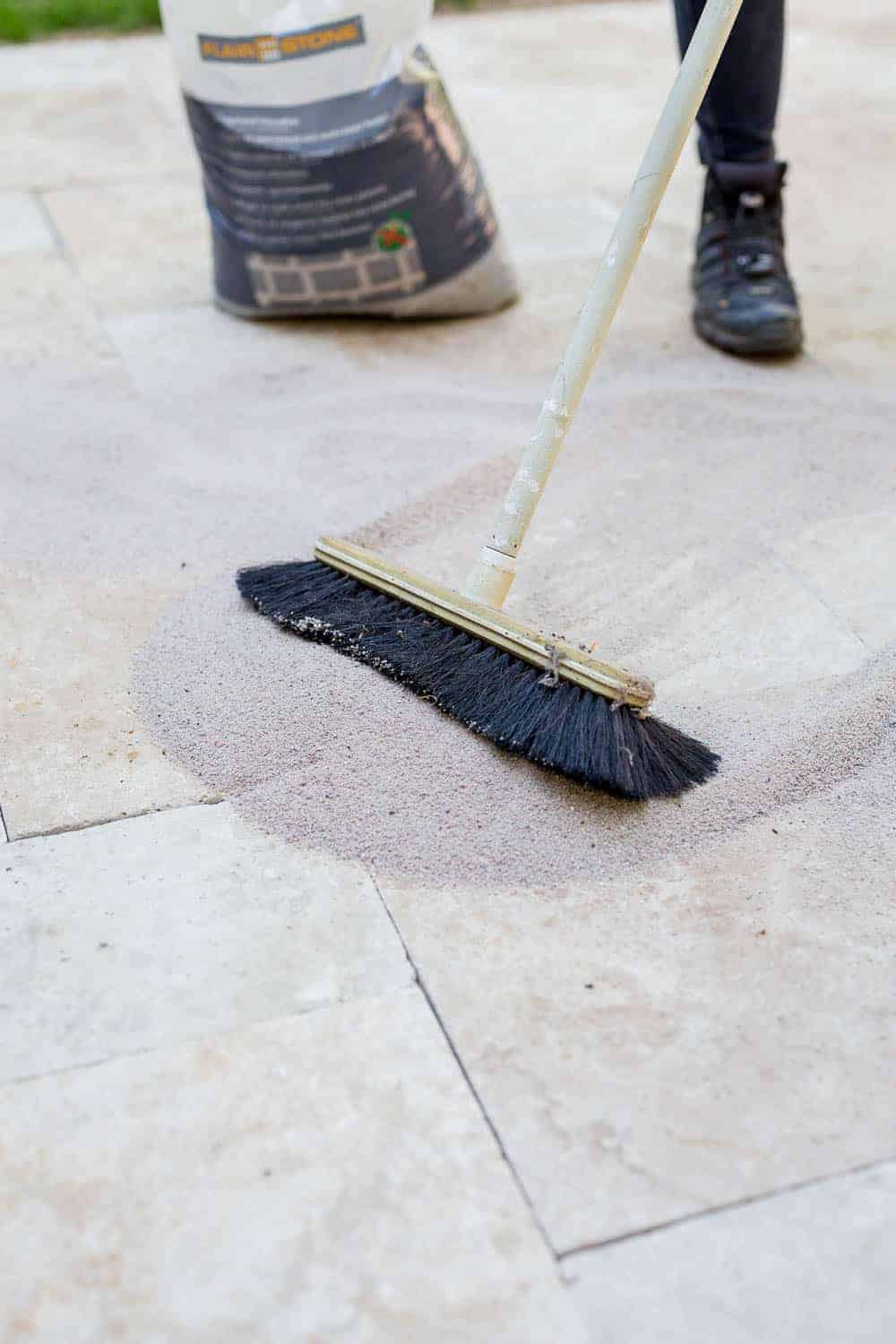 Terrassenplatten verfugen