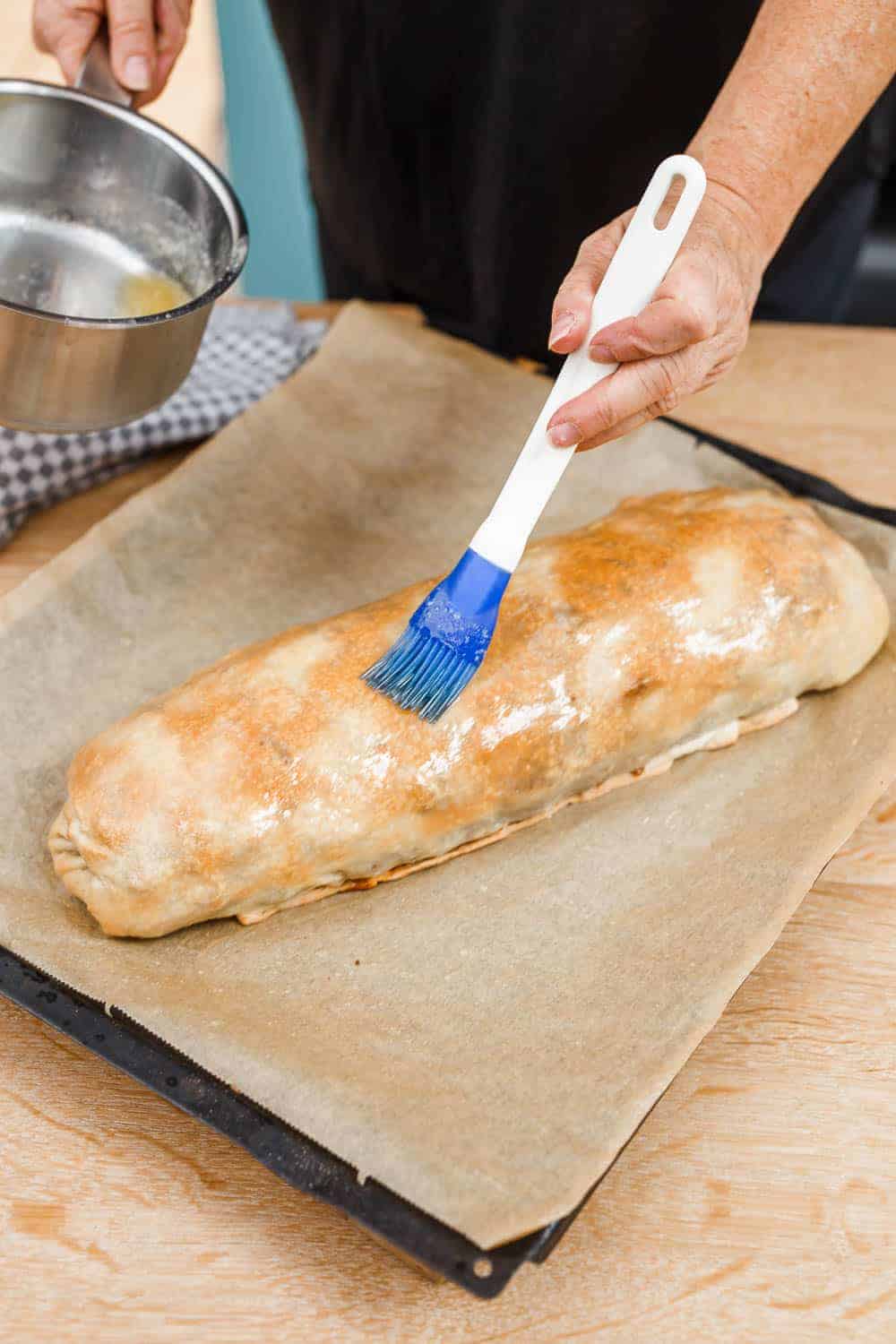 mit heißer Butter bestreichen