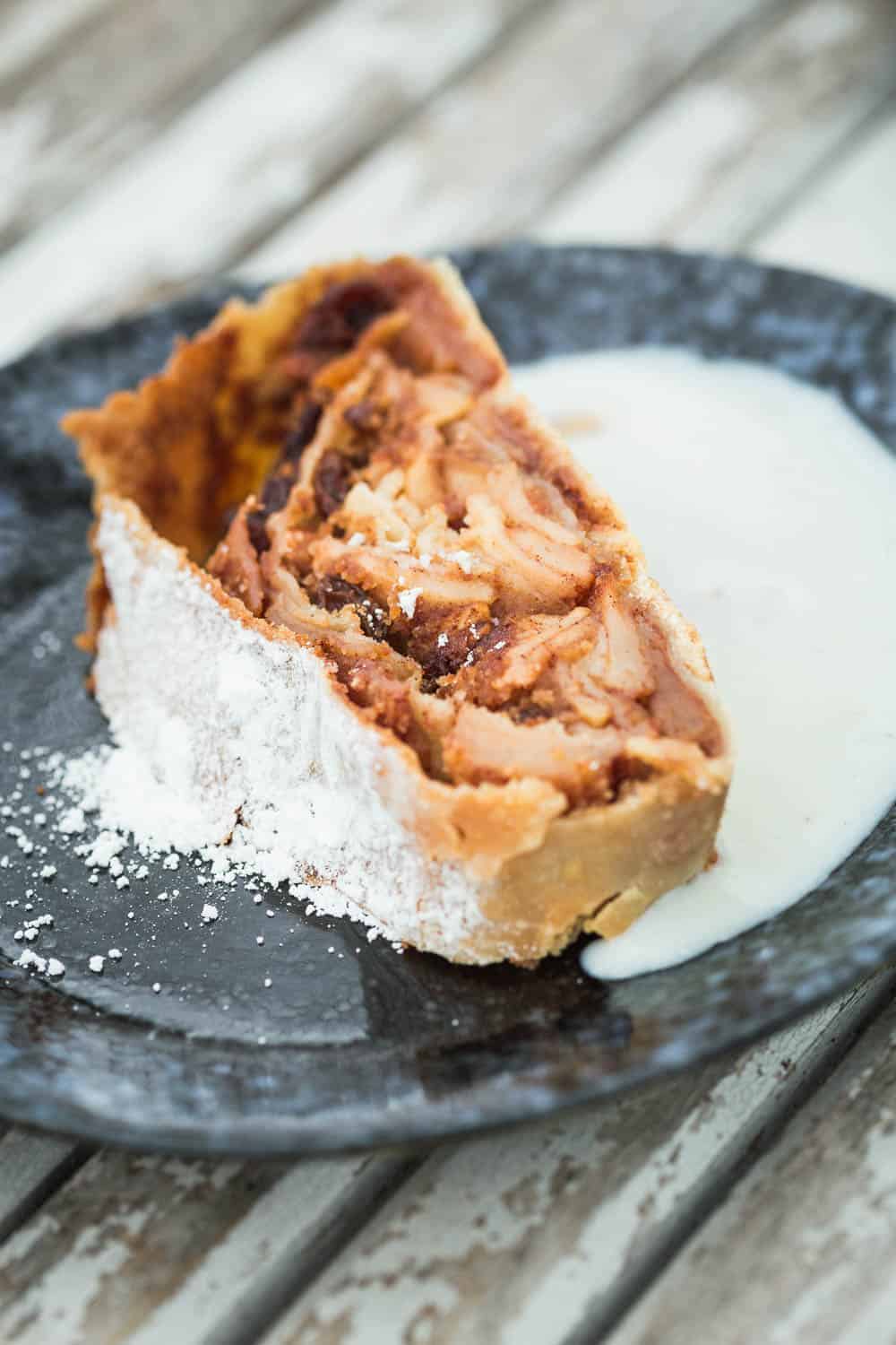 selbst gebackener Apfelstrudel