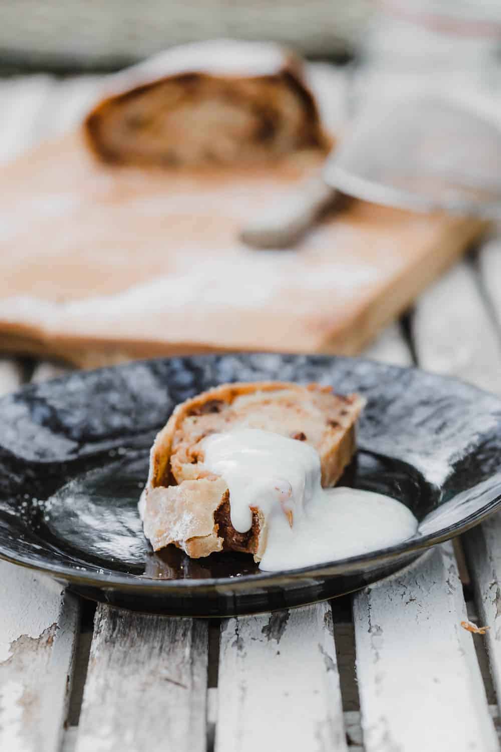 selbst gebackener Apfelstrudel