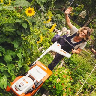 Rasenkanten und schmale Rasenwege pflegen