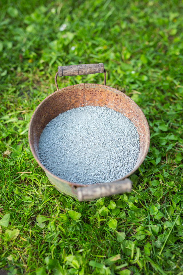 Schale mit Urgesteinsmehl