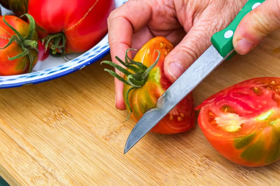 Grünkragen an Tomate abschneiden