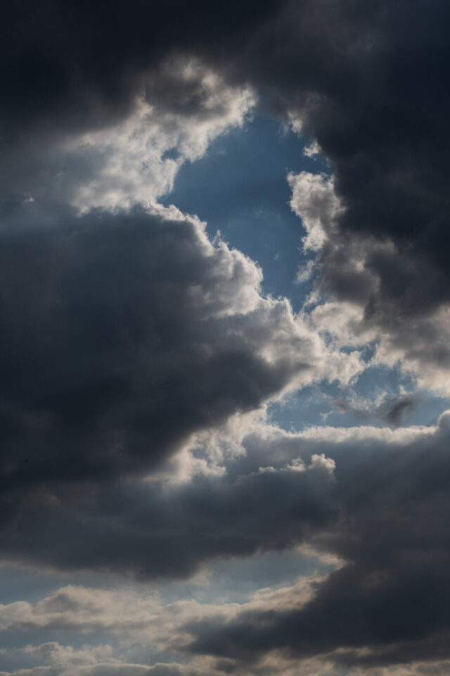 dunkle Gewitterwolke im Sommer